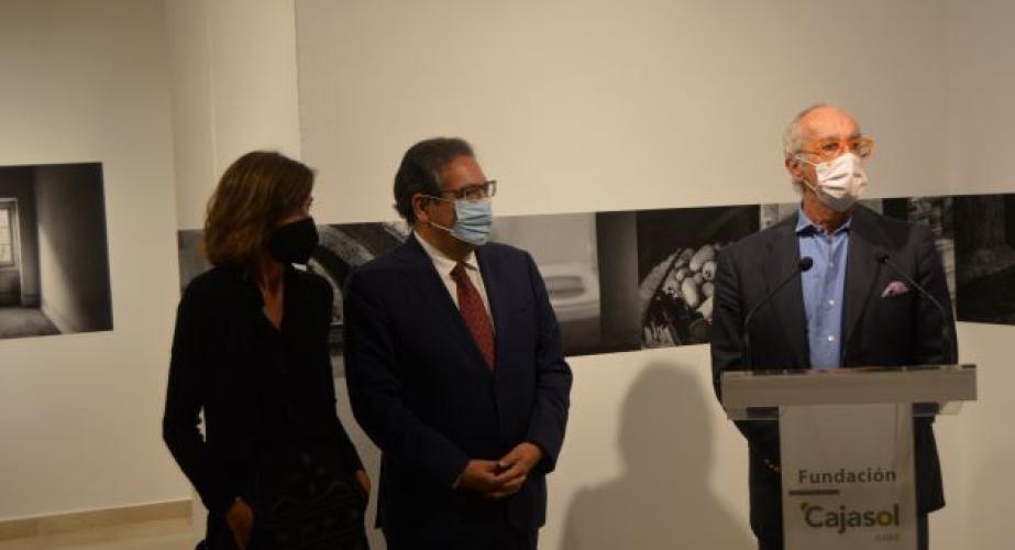 La fotógrafa Anuca Aisa, el presidente de la Fundación Cajasol Antonio Pulido y el comisario de la muestra Pepe Cobo.