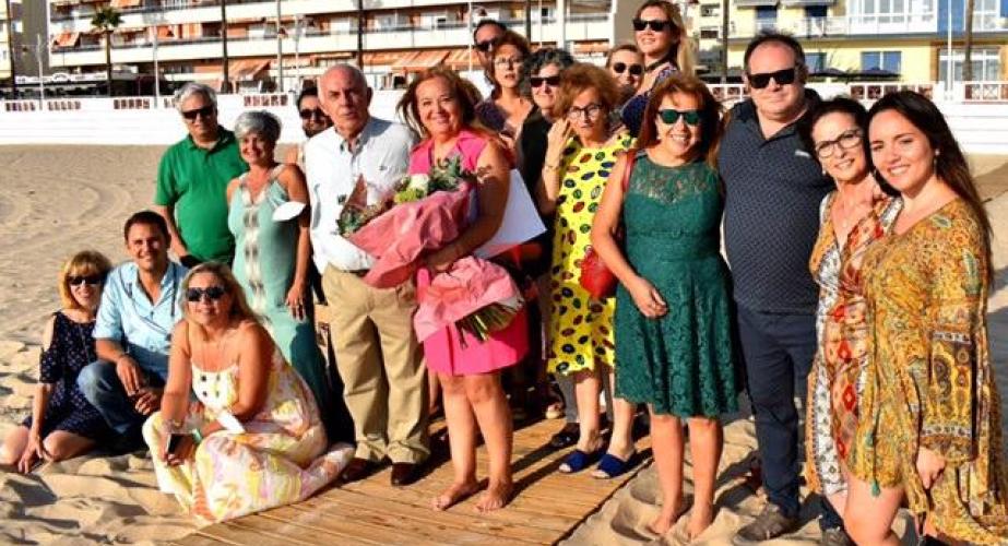  Encarna Díaz con un grupo de compañero durante la comida de su jubilación.