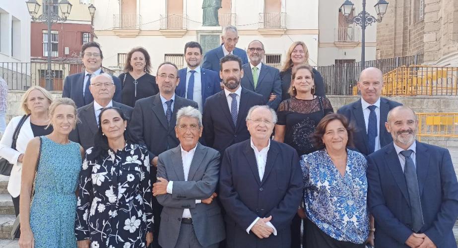 José Blas Fernández con un grupo de compañeros de  la profesión  durante el almuerzo.