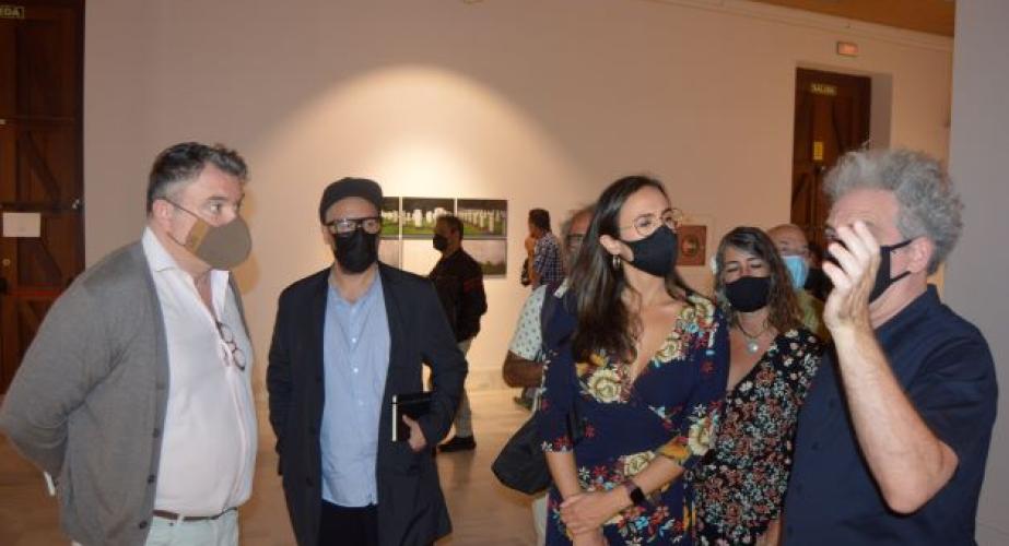  Paco Cano, el director de la Virreina Centre de la Imatge Valentín Roma, Lola Cazalilla y el artista Marcelo Expósito.
