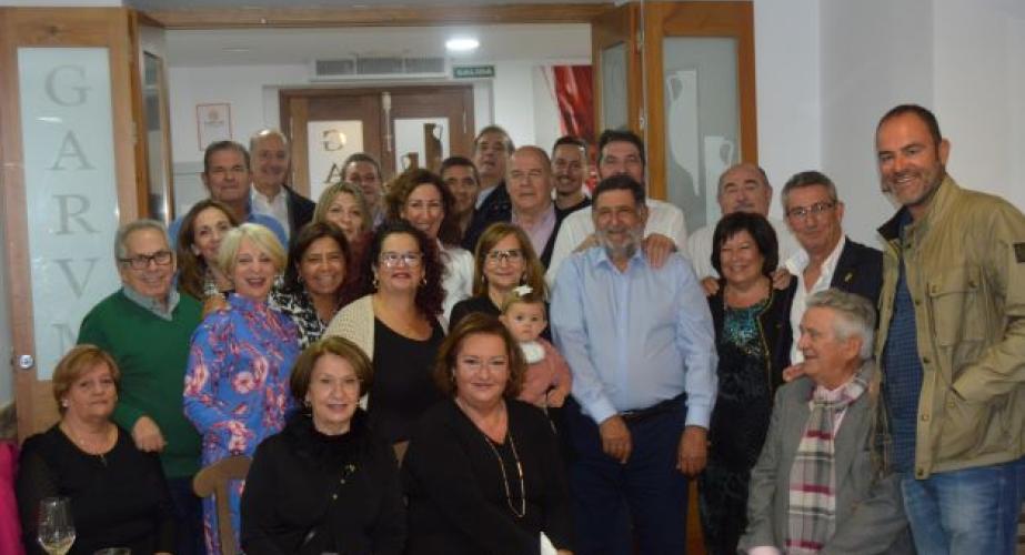 Paco Marente, con el grupo de amigo durante el homenaje en el restaurante Garum