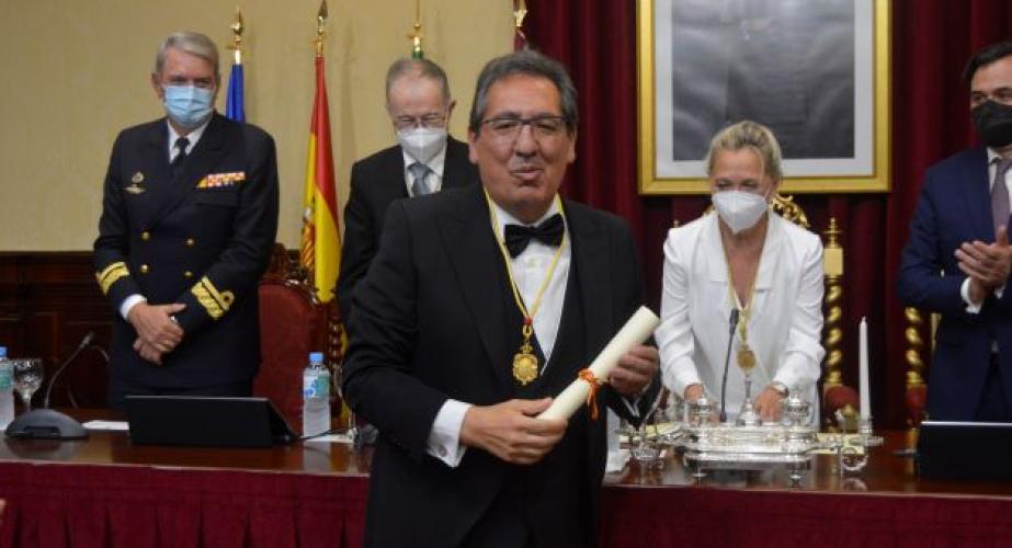 Antonio Pulido tras el ingreso en la academia  con la presidenta de la Real Academia Hispanomericana Felicidad Rodríguez.