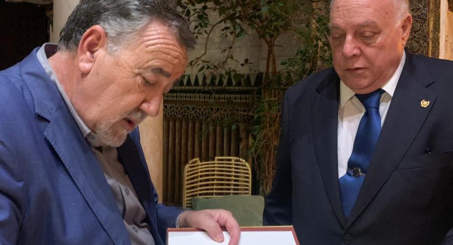 El escrito Jesús Maeso firmando un ejemplar a Guillermo Boto.