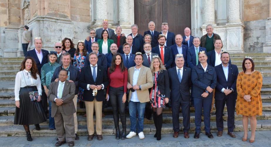 El alcalde José María González con los miembros de la asociación de Reyes Magos.