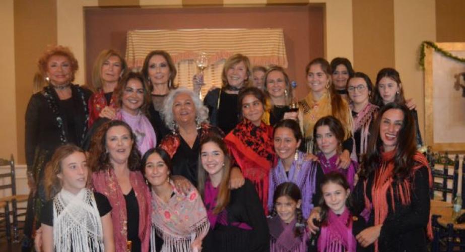 Concha Baras con el grupo de mujeres durante su actuación en el Baluarte de los Mártires.