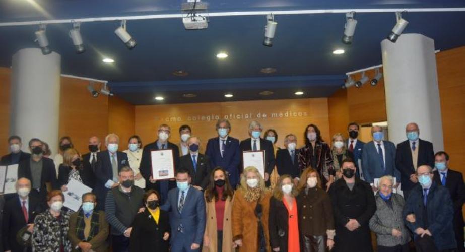Los galardonados junto con los miembros del Ateneo y autoridades