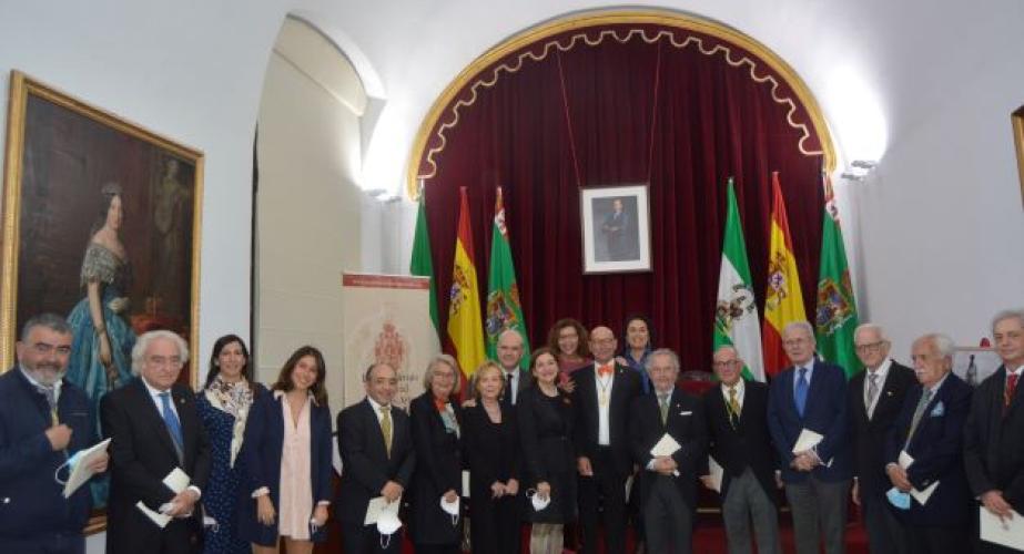 Pablo Julia tras su ingreso con miembros de la Real Academia de Bellas Artes de Cádiz.