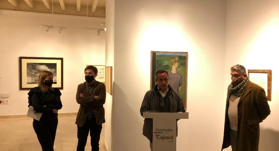 La delegada de Cajasol María del Mar Díez, el comisario de la muestra Sergio D'Acosta, el  pintor Ricardo Suárez y el concejal Paco Cano.