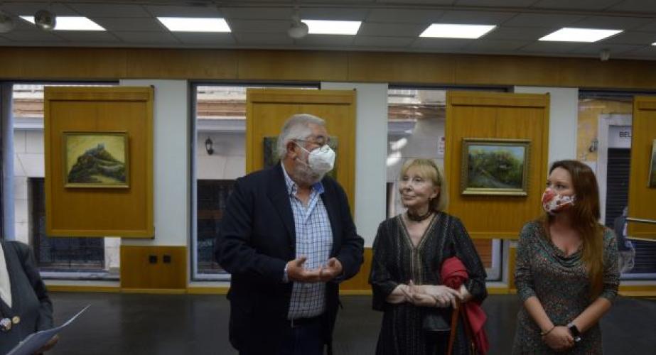 El delegado de Manos Unidas Sebastián Fernández, la pintora Dolores Friazza y Lorena Garrón.
