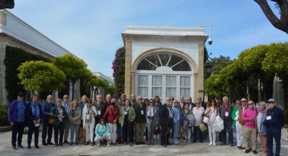 El grupo de antiguos alumnos, de la Facultad de Medicin,a durante su visita a las bodegas osborne.