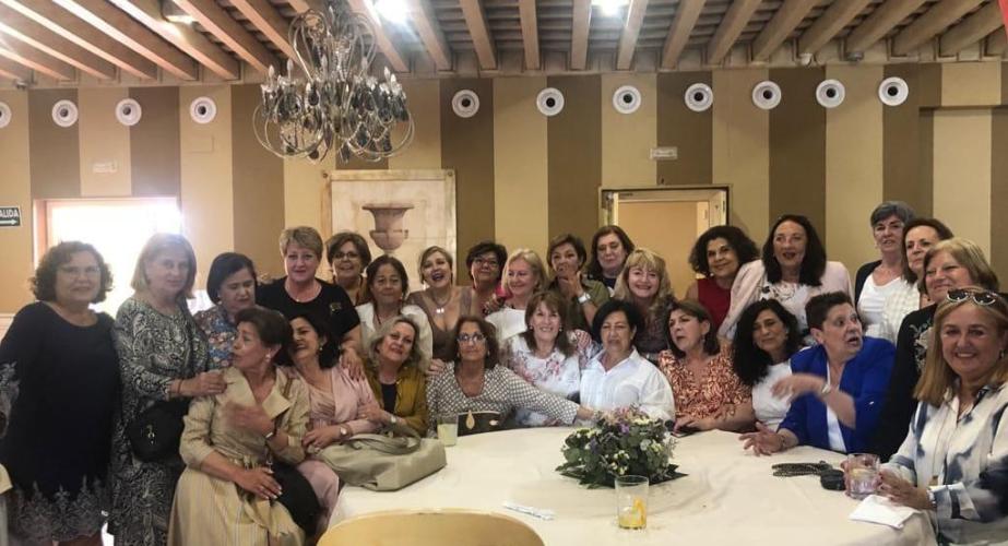 El grupo de antiguas alumnas, durante la celebración en el Baluarte de los Mártires.