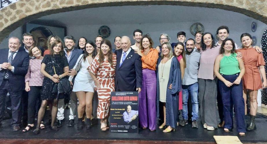 Guillermo Boto Arnau, junto con un grupo de familiares durante el homenaje en la Peña La Perla de Cádiz.