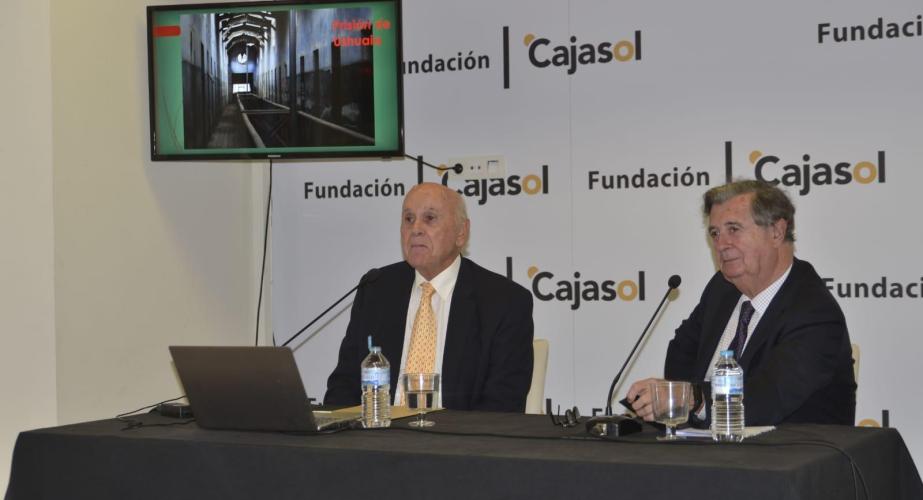El Dr. Manuel Concha con José María García León durante la presentación.