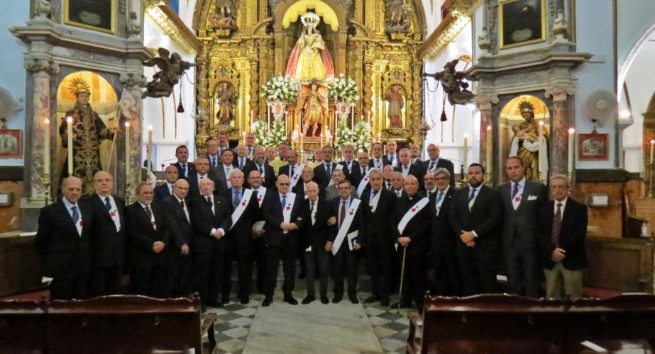 Los miembros de la  Hermandad de la Santa Caridad, tras finalizar la ceremonia en la iglesia de San Juan de Dios.