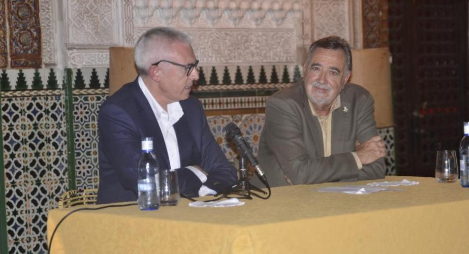 Los escritores Emilio Lara y Jesús Maeso, durante la presentación.