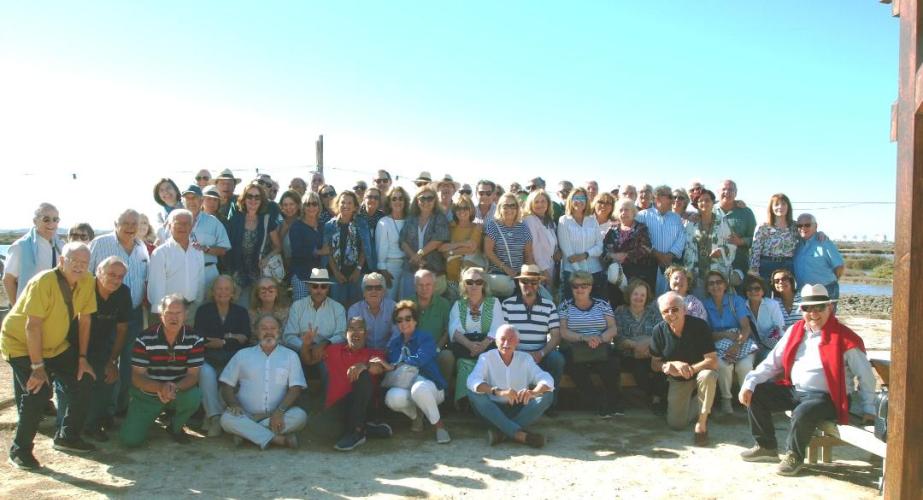  El grupo de antiguos alumnos durante el despesque en una salina de  Chiclana de la Frontera.