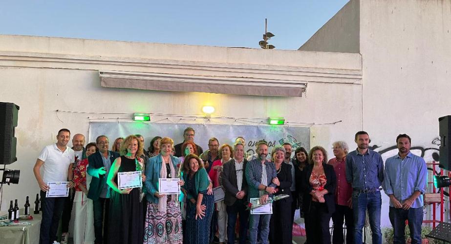  Miembros de la asociación Amigos de Fernando Quiñones con los galardonados y autoridades en el Espacio Literario tras la entrega de Mijiteros 2022.