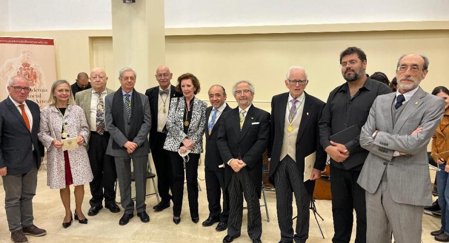 El presidente de la Real Academia de Bellas Artes, José María Esteban, con miembros de la academia durante al apertura del curso 2022-23.