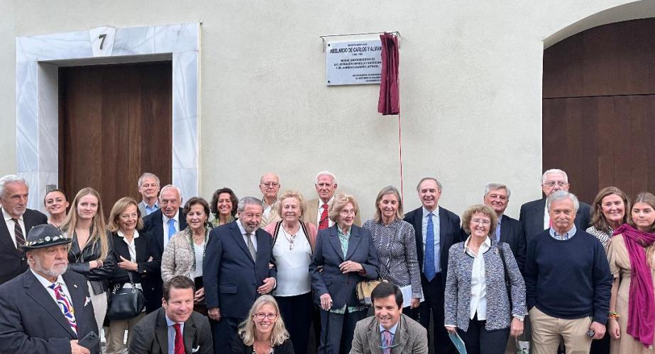 Los descendiente de Abelardo de Carlos durante la inauguración de la placa.