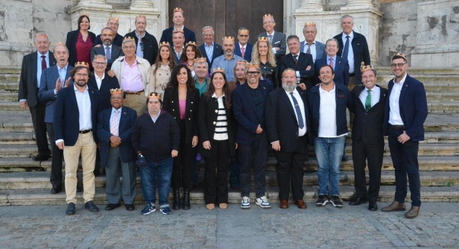 El Cortejo Real 2022 con un grupo de miembros de la asociación de Reyes Magos.