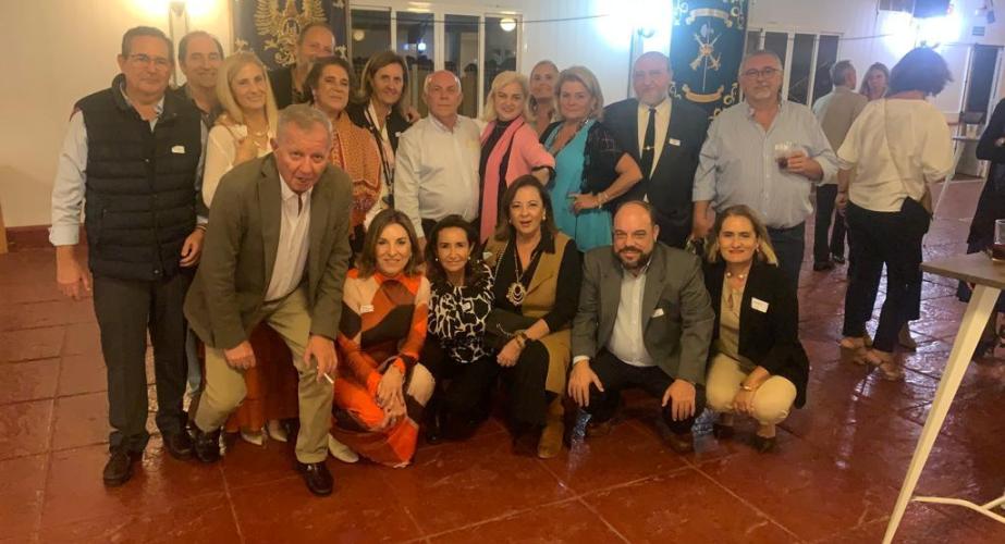 Antiguos alumnos de diferentes curso del colegio de la Inmaculada, durante la celebración de las Bodas de oro del colegio.