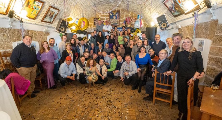  El anfitrión Domingo Villero, rodeado del grupo de familiares y amigos , durante el festejo de los 50 cumpleaños en la Peña Paco Alba.