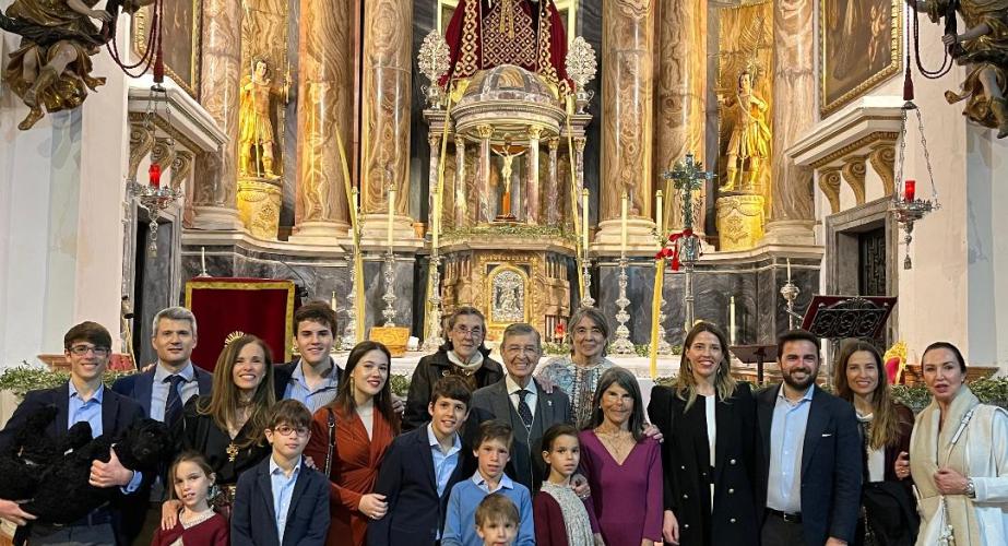 Paco Súnico  tras finalizar la ceremonia religiosa, con toda su familia, durante la celebración de los 80 cumpleaños..