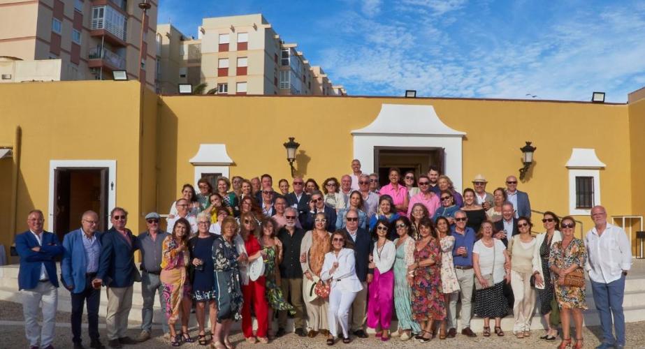 Rafael Pereira con el grupo compañeros durante el homenaje en el Baluarte de los Mártires.