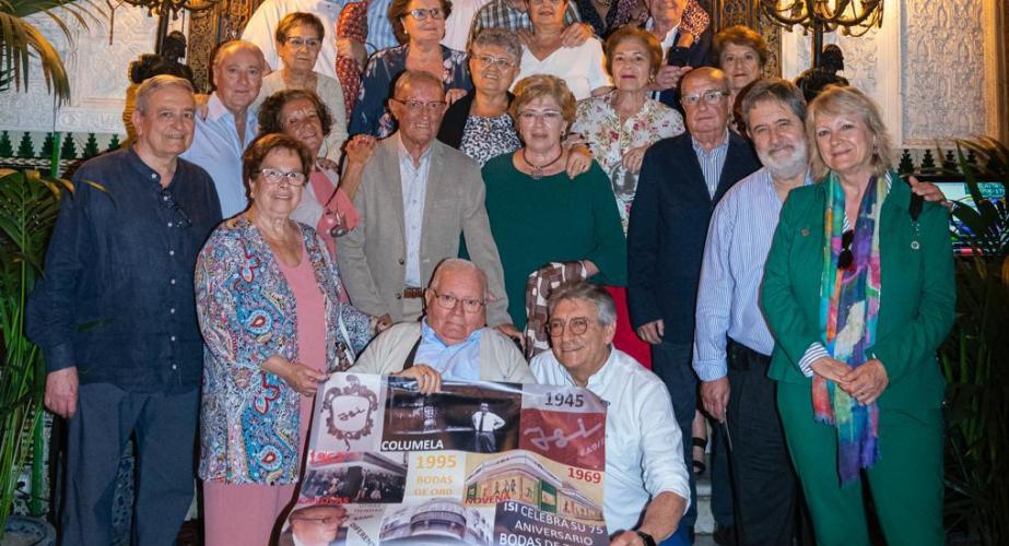 Familiares, empleados y amigos del grupo Isi , durante la celebración en el patio del Casino Gaditano.