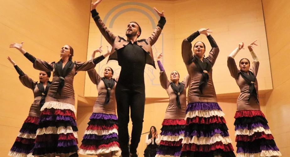  Uno de los grupos durante su actuación en la Vi Jornada de Encuentros de Música y Danza, en el Auditorio de la Casa de las Artes de Cádiz.