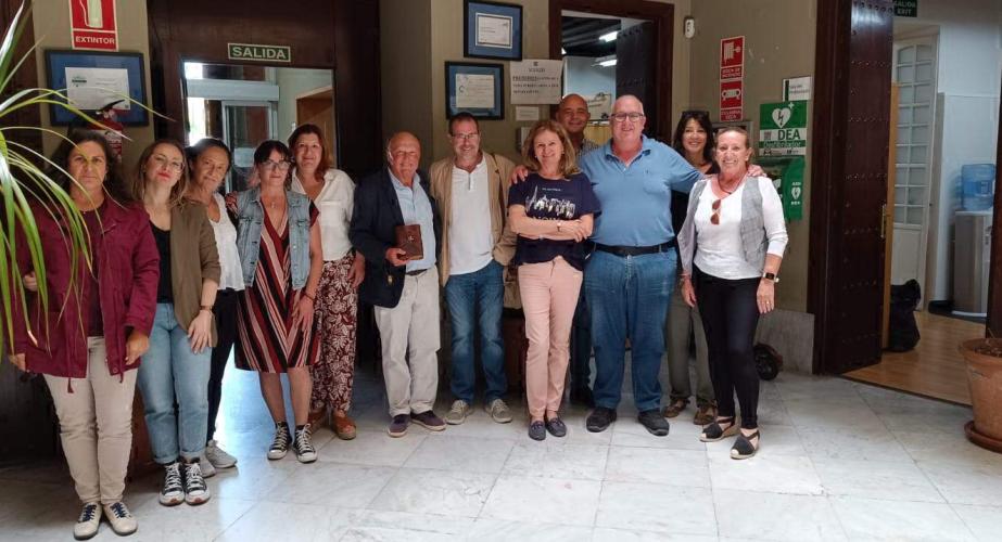  Manuel Barea Patrón con Paloma Bueno, Miriam Lobato, Ascensión García, Pilar Benítez, Loli Lumpié, Daniel Leiva, Montserrat Navarro, Alex, Karich, Miguel Farrujia, Mili Jiménez y Rosa Serrano.