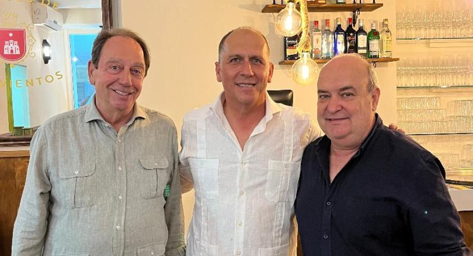  El gerente de la Taberna El Mentidero, Fran Lucero con Lusi Machuca y Pelayo García.