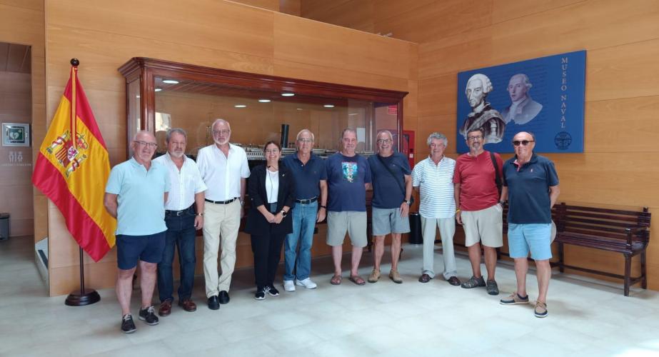 El grupo de antiguos alumnos del colegio de la Mirandilla durante su visita al Museo Naval.