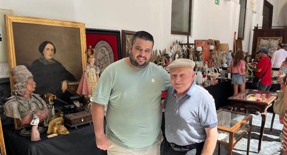 El anticuario Sergio Rosendo y el coleccionista de fotos antiguas José Marchena durante la inauguración.