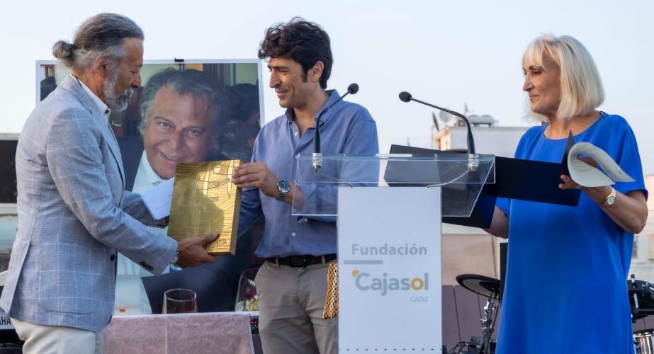 Antonio Ramos, Luis Delgado y Susi Cigüela durante la entrega del premio.