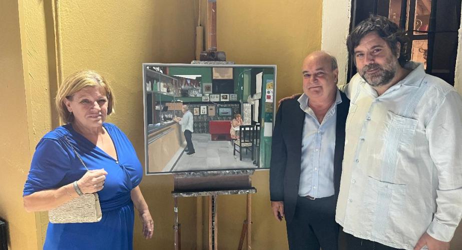  Ana García, Pelayo García Borbolla y el pintor Pepe Baena ante unos de sus cuadros, regalado al homenajeado.