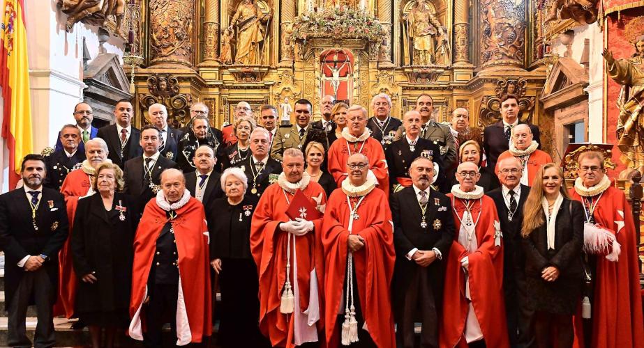 Miembros de la institución tras finalizar  la ceremonia religiosa.