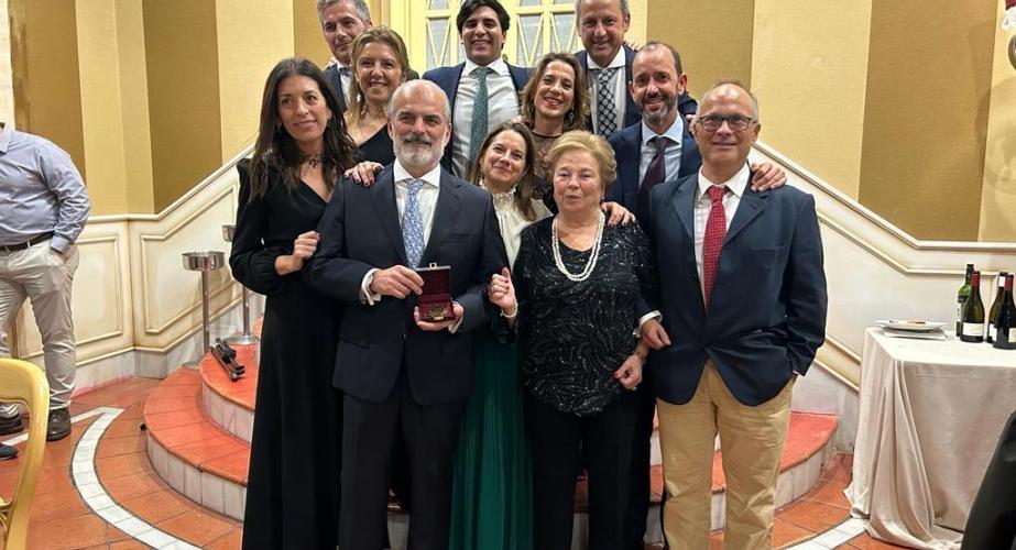 El Dr. Manuel Rodríguez Téllez rodeado de su familia tras recibir la medalla de Oro