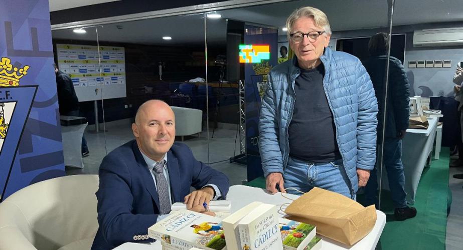  El autor del libro Pedro Espinosa con Paco González Cabañas firmando el libro.