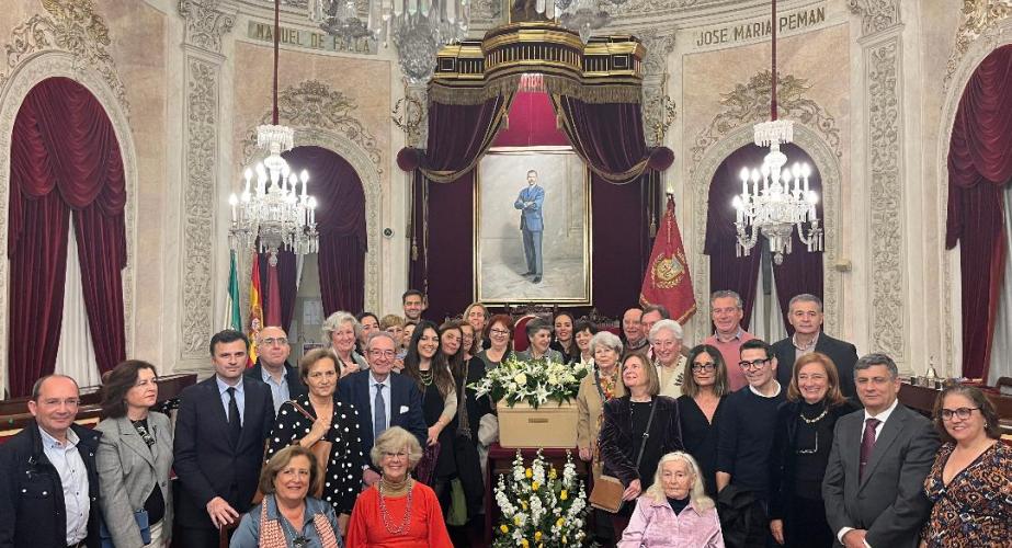 El alcalde de Cádiz Bruno García y Josefina Junquera con todos los descendiente de Eduardo Benot, tras finalizarr el acto.