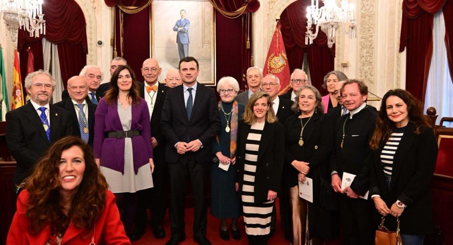 El alcalde de Cádiz Bruno García y autoridades con los miembros de la academia de Bellas Artes tras finalizar la sesión.