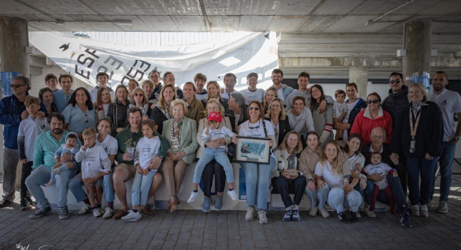 Todos los miembros de la familia Flethes en el Real Club Náutico durante el homenaje.