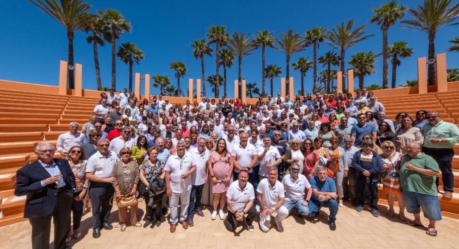  Miembros y familiares de los colegiados durante la convivencia.