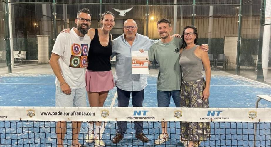 Los subcampeones de la consolación de la categoría mixta, Dani Romero y Lidia Sánchez con los campeones  Ito Frade y Elena Peral.