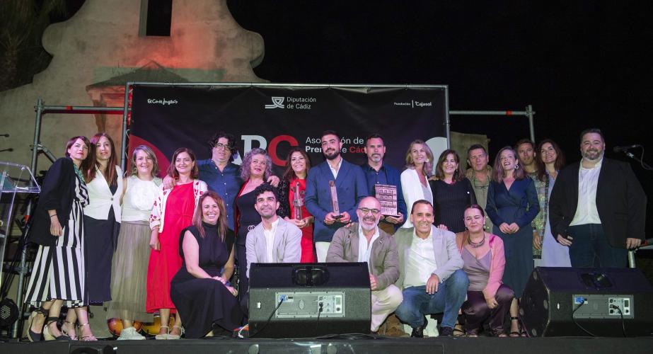 Miembros de la junta directiva de la Asociación de la Prensa de Cádiz junto a galardonados y autoridades.