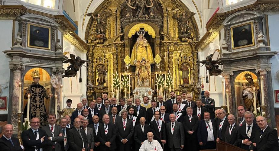 Hermanos de la Santa Caridad tras finalizar la ceremonia.