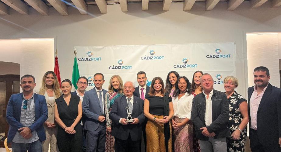  Emilio Medina con todos los compañeros de la empresa tras recibir el Reconocimiento.