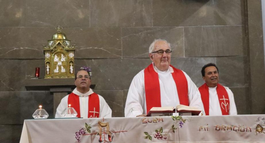 Los sacerdotes Rafael Iglesias, Jose Antonio Barbudo e Ignacio Sánchez Galán durante la celebración