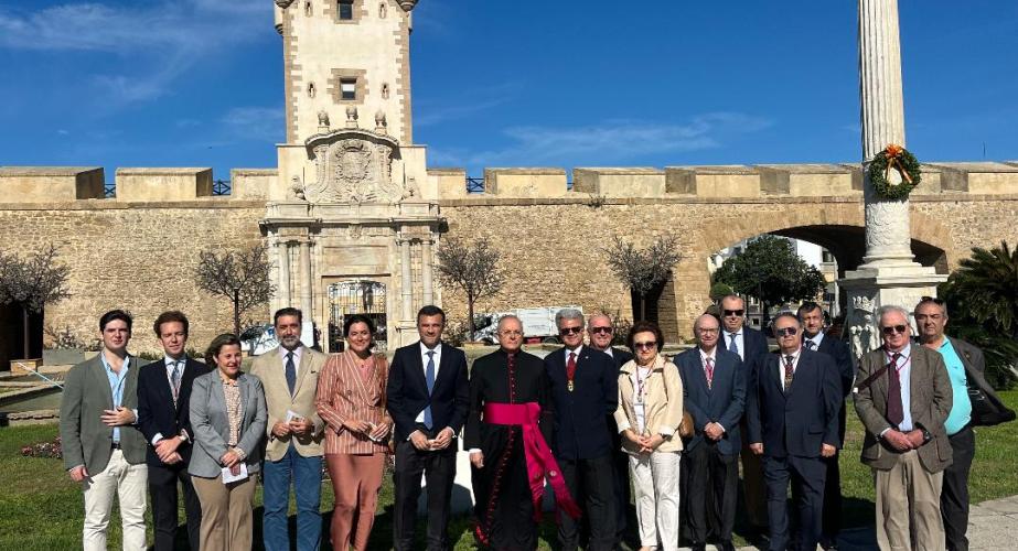 El padre Guillermo Domíngeuz Leonsegui, el alcalde de Cádiz Bruno García y los miembros de la Hermandad de los Santos Patronos durante la ofrenda.