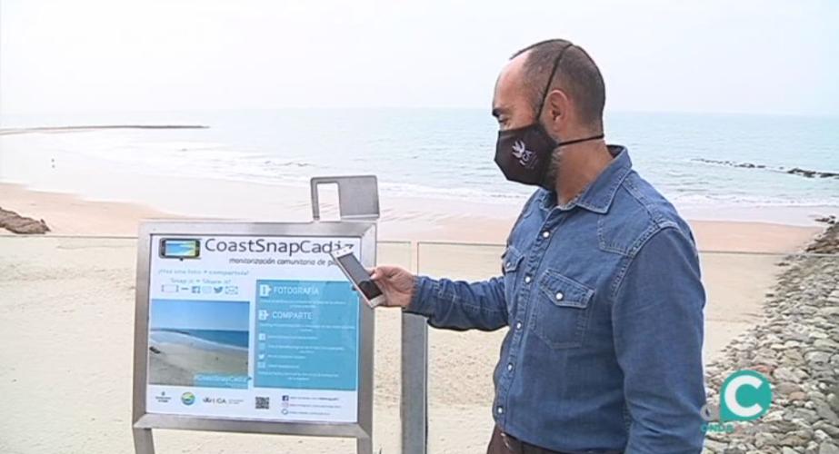 El profesor Benavente, uno de los promotores del Coast Snap en Cádiz, junto al punto CSC de Santa María del Mar 